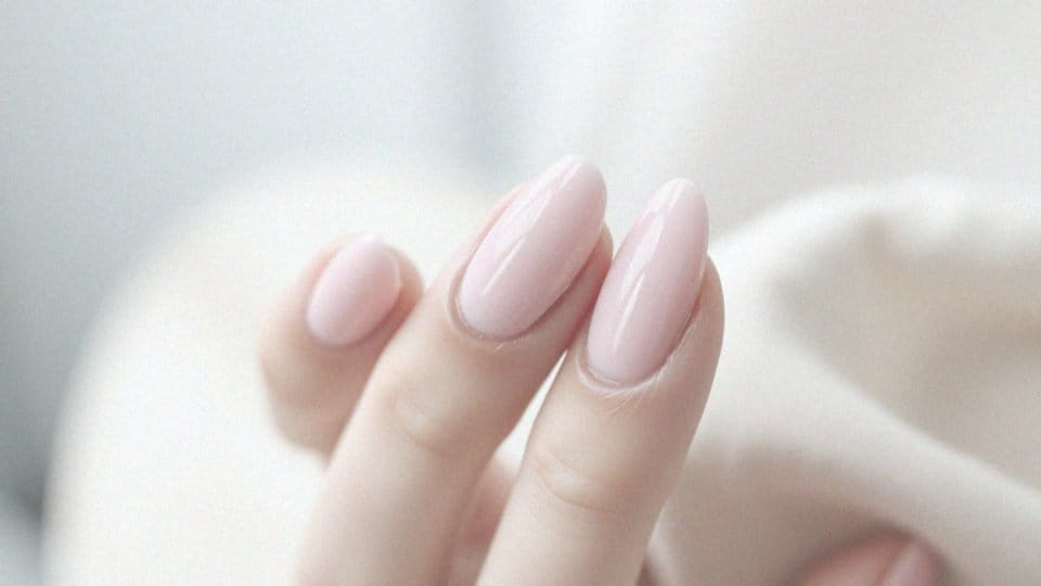 Piękne różowe paznokcie – trendy, stylizacja i pielęgnacja